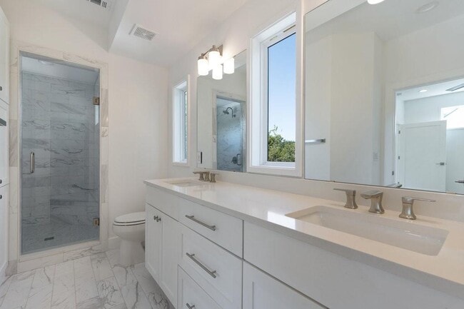 Building Photo - 2504 E 6th St