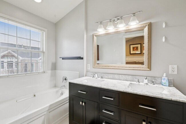 Building Photo - 273 Roslyn Ct