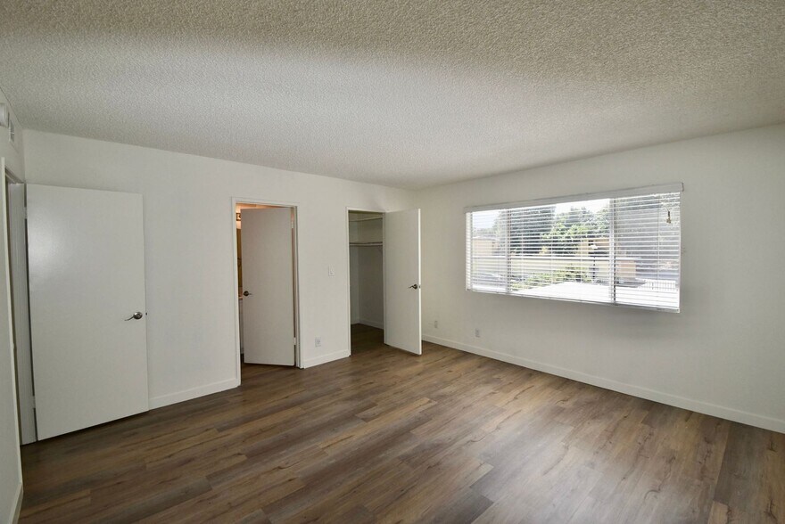 Building Photo - 24411 Newhall Ave