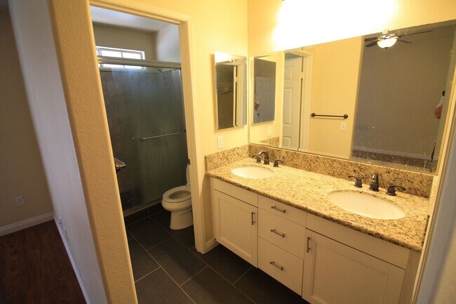 Building Photo - 2 bedroom end unit townhouse