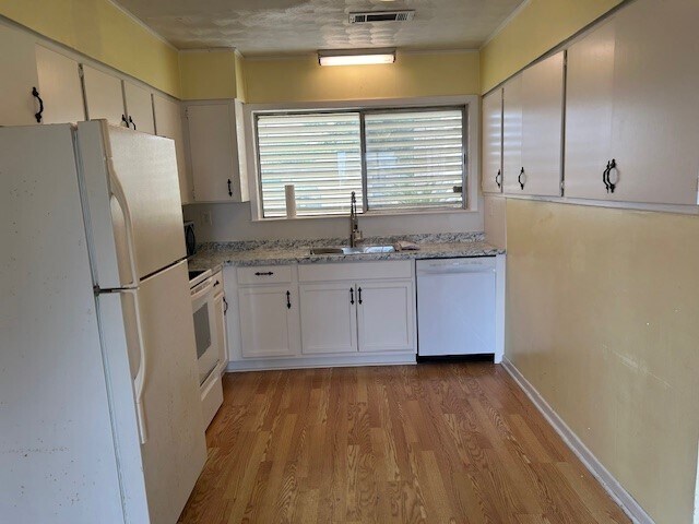 Building Photo - 325 Mackeral St