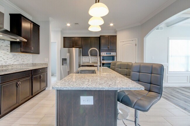 Building Photo - mega Huge wow. 4 bed 3 bath.
