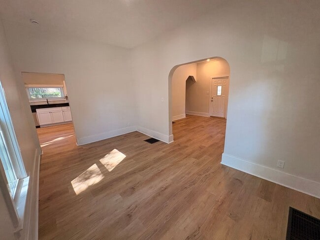 Building Photo - Large House Plattsmouth- with Garage