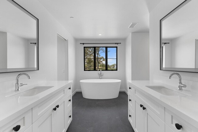 Building Photo - Modern Coastal Lease in Top of the World