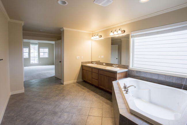 Building Photo - Beautiful 4 Bedroom in Bothell