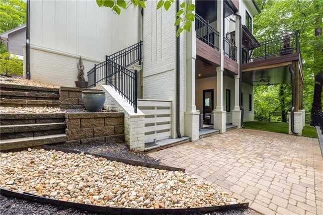 Building Photo - 306 Pinecrest Rd NE