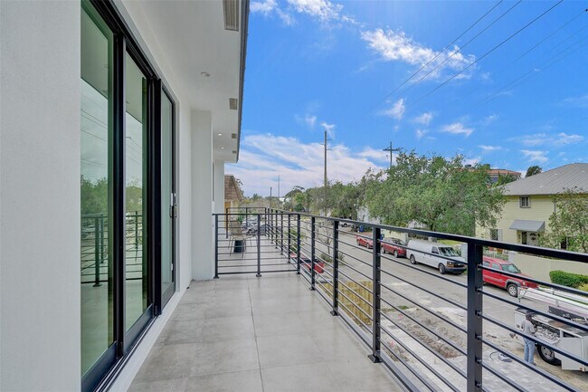 Building Photo - 606 SW 7th Ave