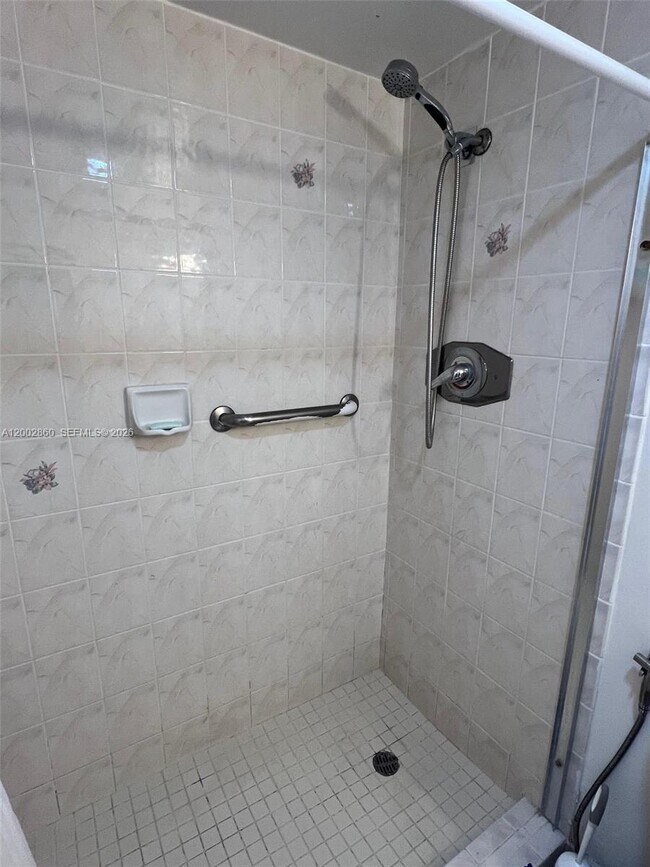 Building Photo - 300 Bayview Dr