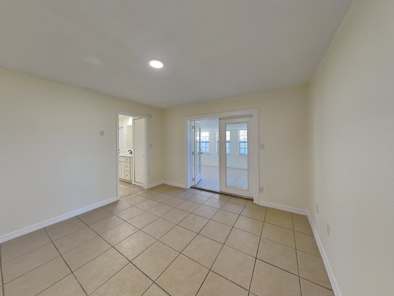 Building Photo - 465 Oak Dr