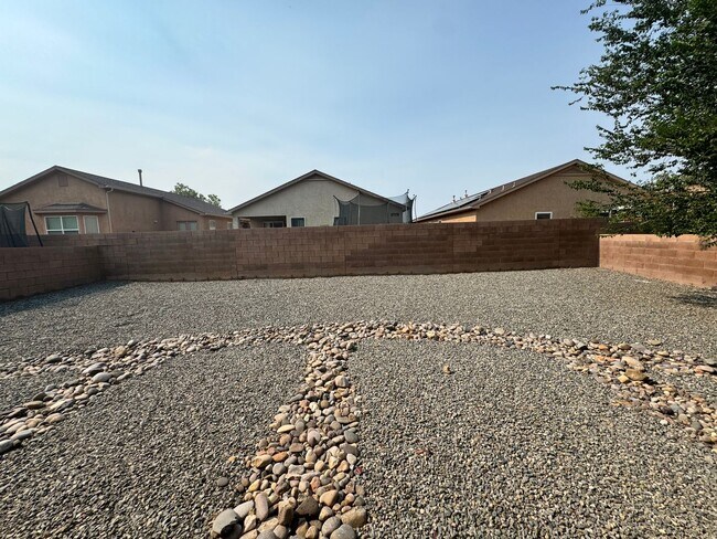 Building Photo - 4 bed 2.5 bath home in Huning Ranch