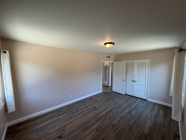 Building Photo - 329 S Scott Dr