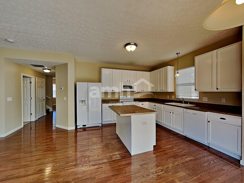 Building Photo - 9766 Soaring Breezes