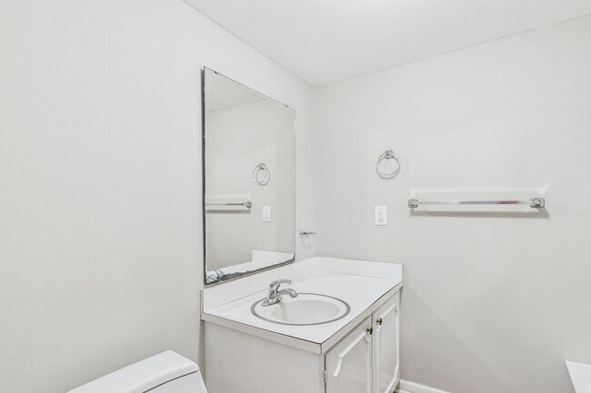 Building Photo - Large Home in Guilford Hills, Hardwood Flo...