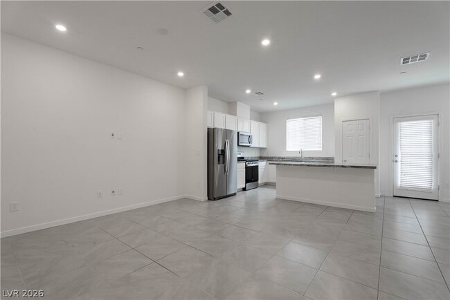 Building Photo - 902 Bronzite St