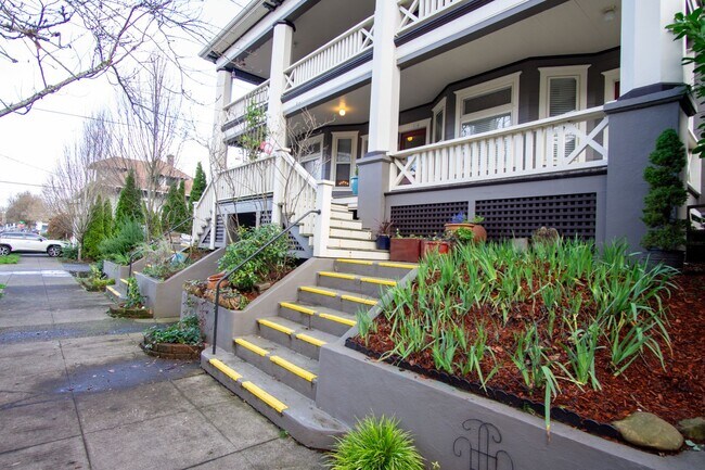 Building Photo - Gorgeous + Spacious 2-Bedroom Flat with Hardwoods, Dishwasher, Fireplace + Etc.!