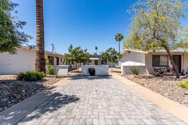Building Photo - 1 Bed | 1 Bath -  Courtyard Style Unit