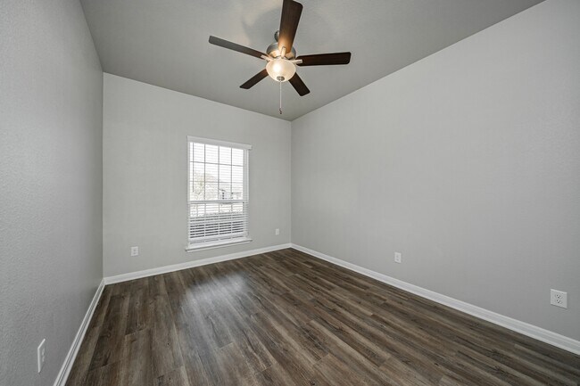 Building Photo - 623 Hollyhock Dr