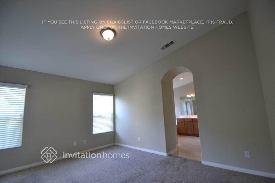 Building Photo - 33885 Pinehurst Dr