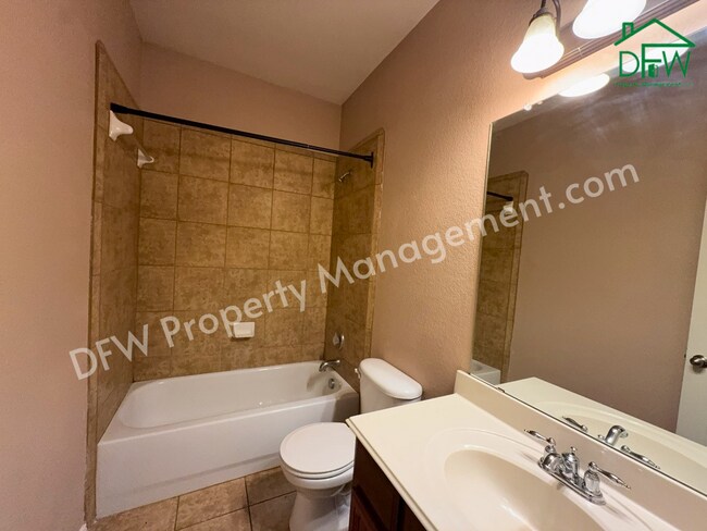 Building Photo - Elegant and Spacious 5-Bedroom Home for Lease in Fort Worth