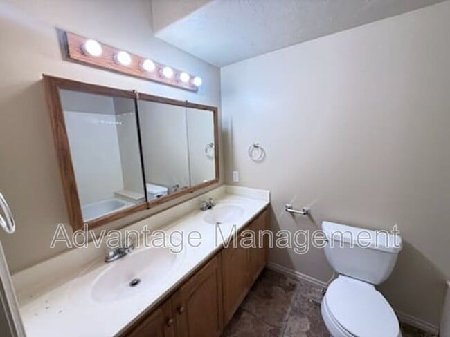 Building Photo - 1519 S 125 E St