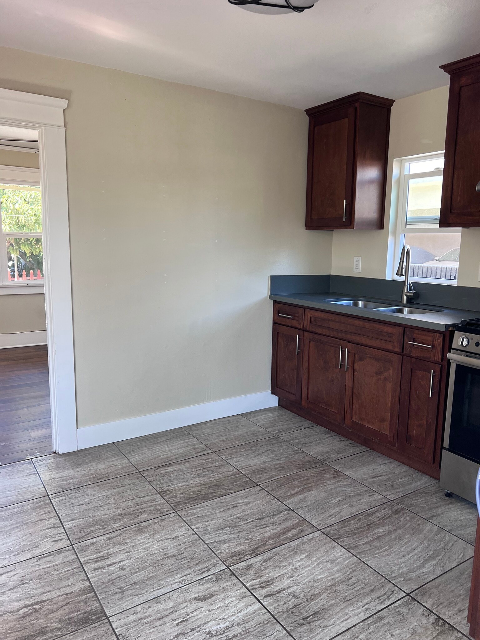 Building Photo - 2512 E 3rd St