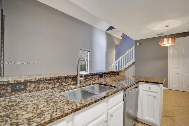 Building Photo - 2057 SE Avon Park Dr