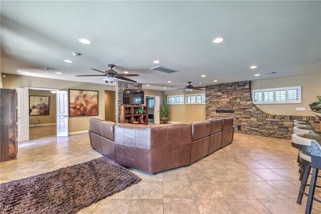 Building Photo - 2701 Alta Dr