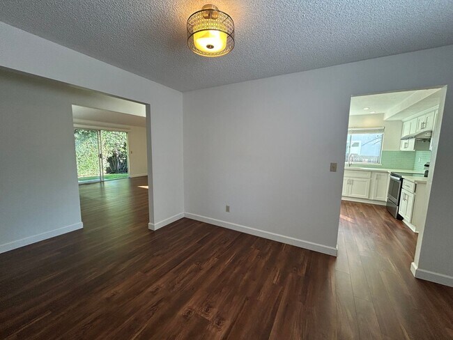 Building Photo - Updated 4-Bedroom Single-Story Home in Con...