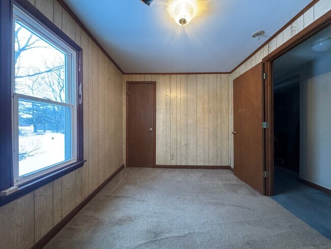 Building Photo - 207 E Oak St
