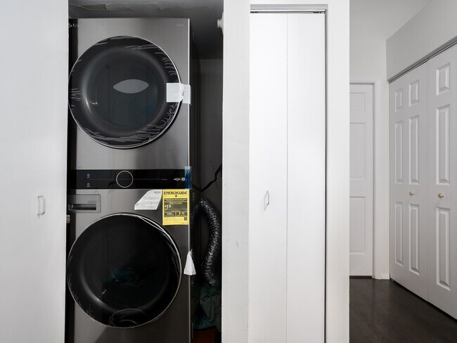 Building Photo - 2300 W Wabansia Ave