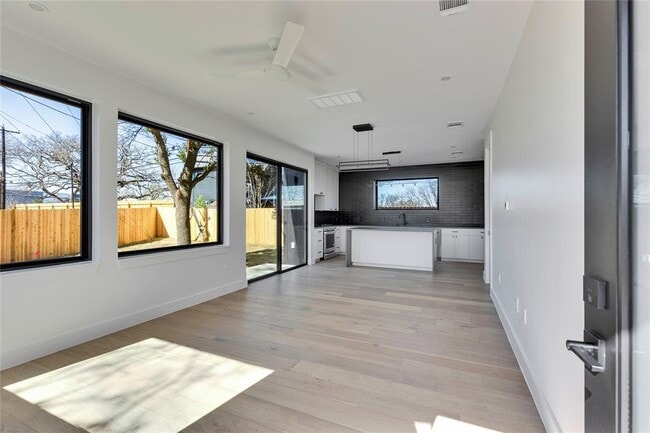 Building Photo - 1804 Sylvan Dr