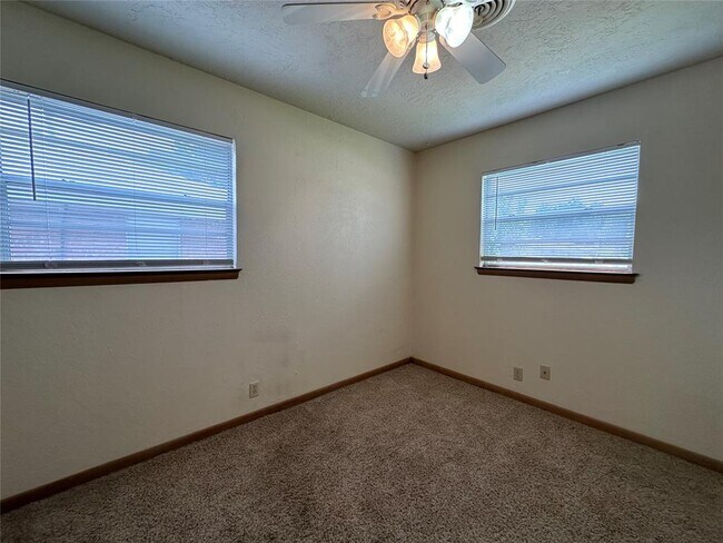 Building Photo - 2033 Delaware Ln