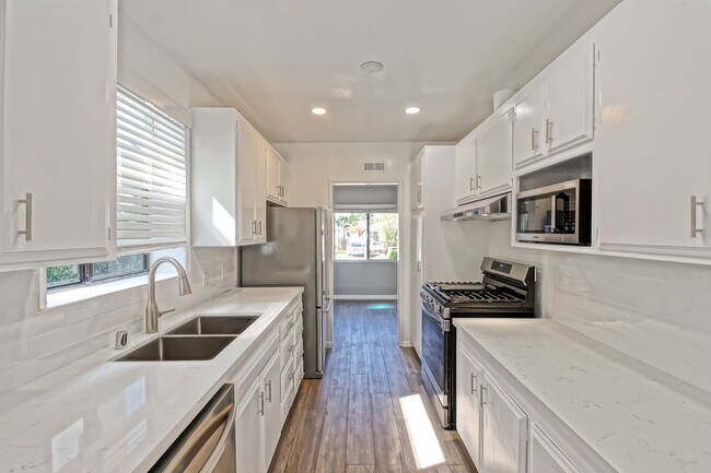 Building Photo - REMODELED, BRIGHT & AIRY 3BR2BA HOME W/ DETACHED GARAGE, CHARMING FRONT PORCH/YARD & HUGE REAR YA...