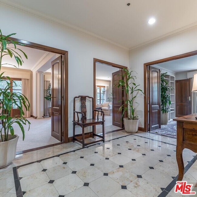 Building Photo - 425 N Maple Dr