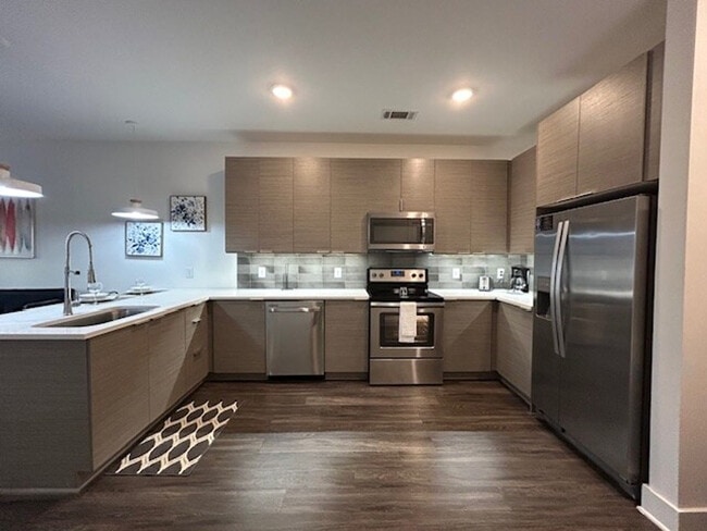 Building Photo - 455 Legends Pl