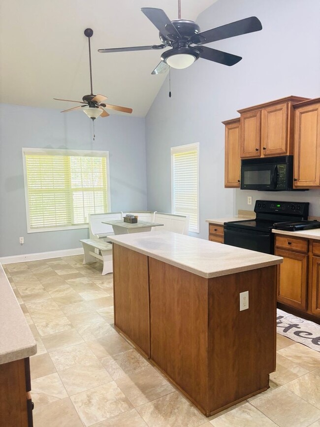 Building Photo - Stunning and spacious 3 bedroom/2 bath