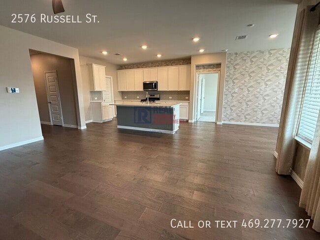 Building Photo - 2576 Russell St