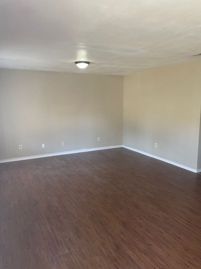 Building Photo - Spacious 2 Bedroom, 1 Bathroom Apartment
