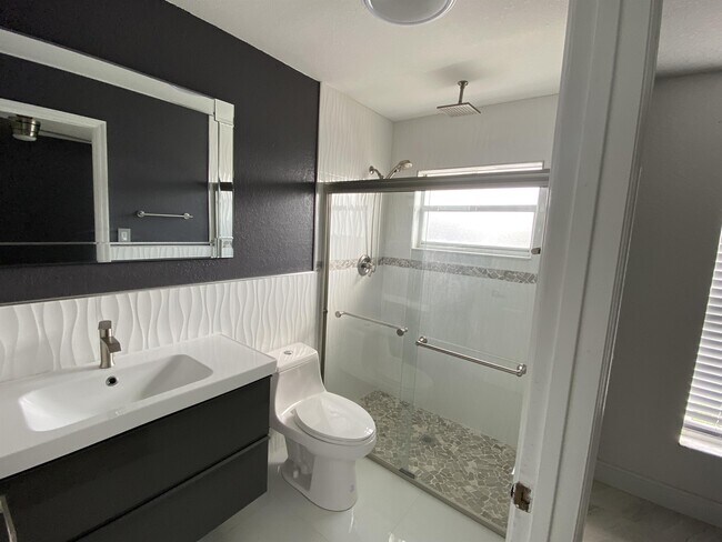 Building Photo - 2361 Harbor Town Dr