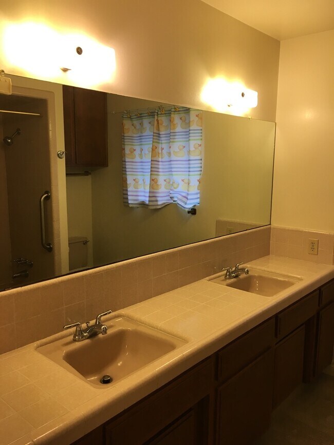 Building Photo - POOL!  Nice 3+2.5 Southwest Bakersfield - Laurelglen Area