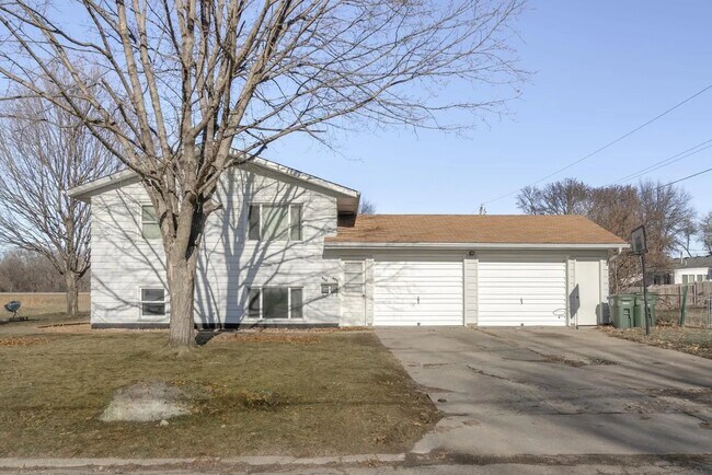 Building Photo - 608-610-610 Martin Rd