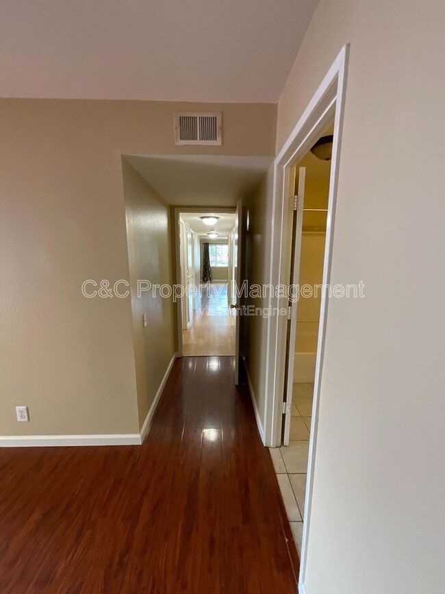 Building Photo - 3872 Tiverton Dr