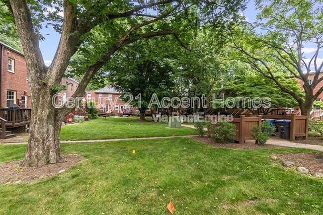 Building Photo - 1020 S Barton St