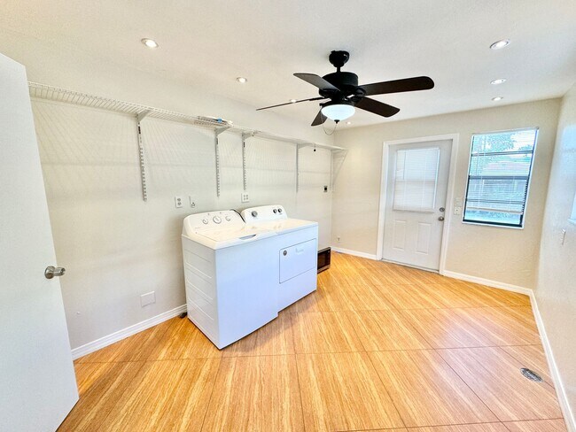 Building Photo - ** CENTRAL NAPLES ** 3 BED + DEN / 2 BATH ...