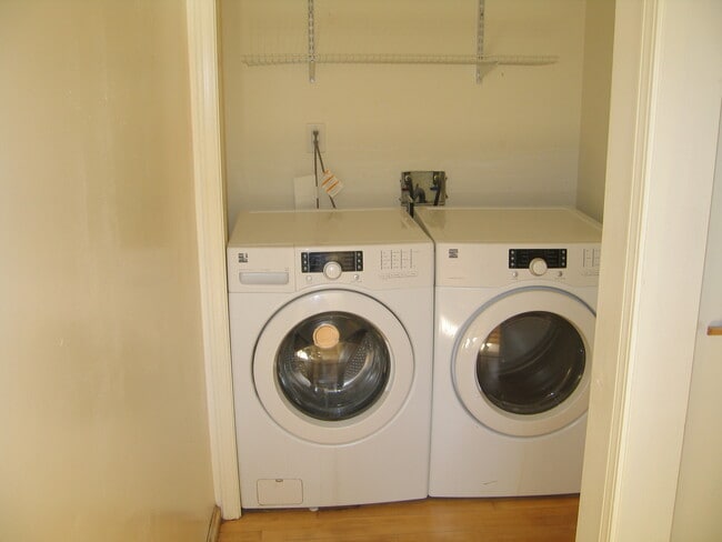 WASHER DRYER INCLUDED - 230 Diviso St