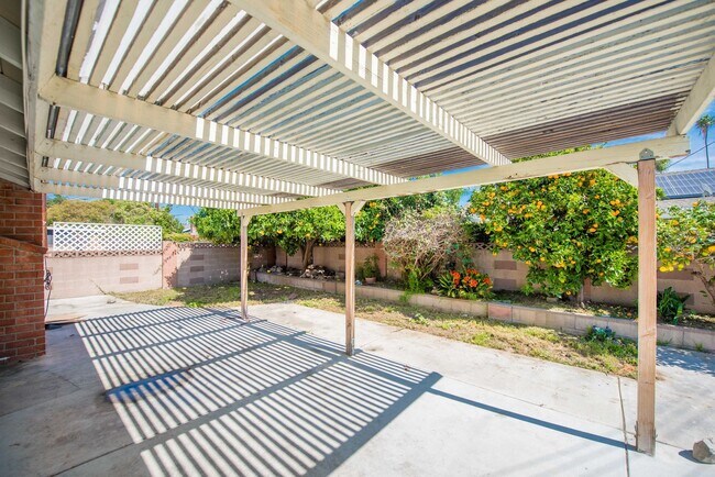 Building Photo - Single Family Stunner!