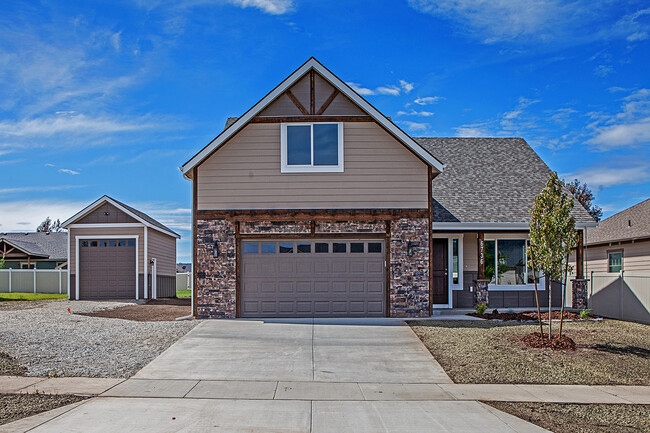Building Photo - 4 Bedroom with Shop and View of the Mounta...