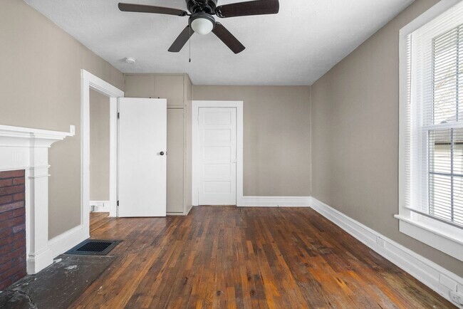 Building Photo - 2 Bedroom Pet Friendly Home For Rent Near APSU!