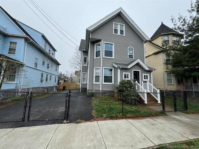 Primary Photo - 557 Colorado Ave