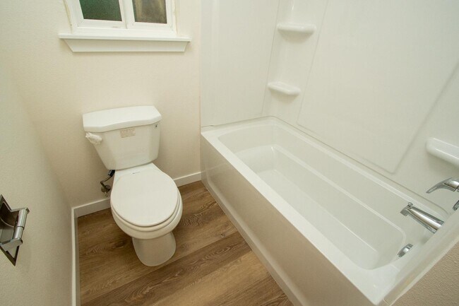 Building Photo - 403 43rd Ave SW